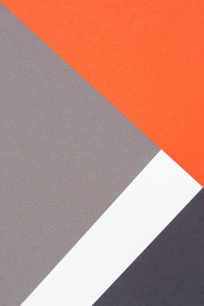 Δημιουργικό αφηρημένο γεωμετρικό χαρτί φόντο πορτοκαλί, λευκό, ανοιχτό γκρι, μαύρο χρώμα χαρτί. Στο πάνω μέρος. Αντιγραφή χώρου - Φωτογραφία, εικόνα