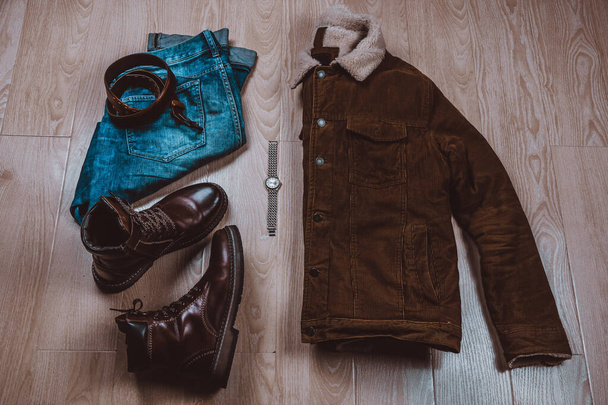 Mannen casual outfit. Herenmode kleding en accessoires op een houten vloer, plat gelegd. Hoge kwaliteit foto - Foto, afbeelding