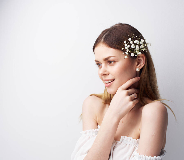 attractive woman glamor luxury decoration flower in hair light background - Fotografie, Obrázek