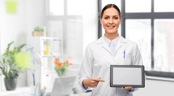female doctor with tablet computer at hospital - Fotografie, Obrázek