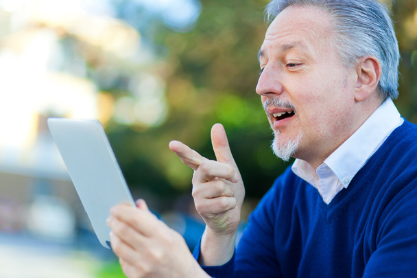 Senior man using a digital tablet - Foto, Imagem