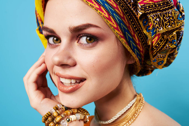 美しい女性ターバンオン彼女の頭飾り電話青の背景 - 写真・画像