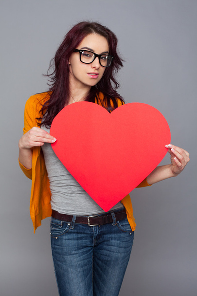 Woman holding paper heart - Foto, afbeelding