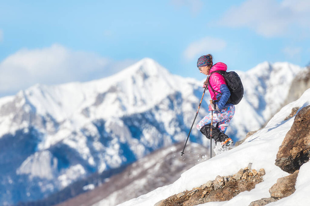 Mulher montanhista downhill com crampons na encosta nevada - Foto, Imagem