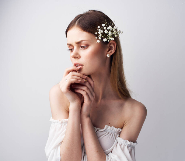 Femme avec maquillage sur le visage charme cheveux décoration fleurs look attrayant - Photo, image