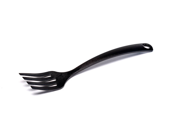 tenedor de cocina de plástico de color negro aislado sobre un fondo blanco. - Foto, Imagen