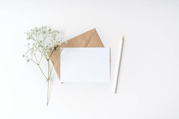 Craft paper envelope with blank paper - Foto, imagen