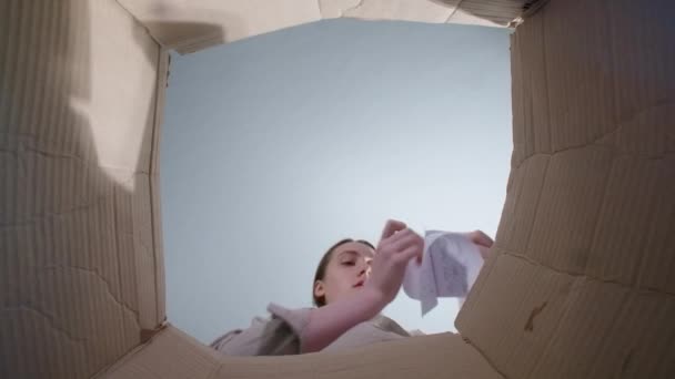Video einer Frau, die zerrissenes Papier wirft, Ansicht von unten - Filmmaterial, Video