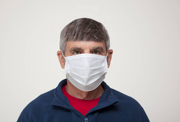 old man wearing a protectve mask - Valokuva, kuva
