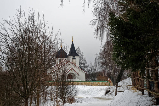 igreja velha em um dia de inverno nublado, Rússia - Foto, Imagem