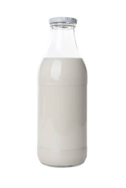 botella de leche aislada y cortada sobre fondo blanco. ángulo de visión horizontal rodaje en estudio - Foto, imagen