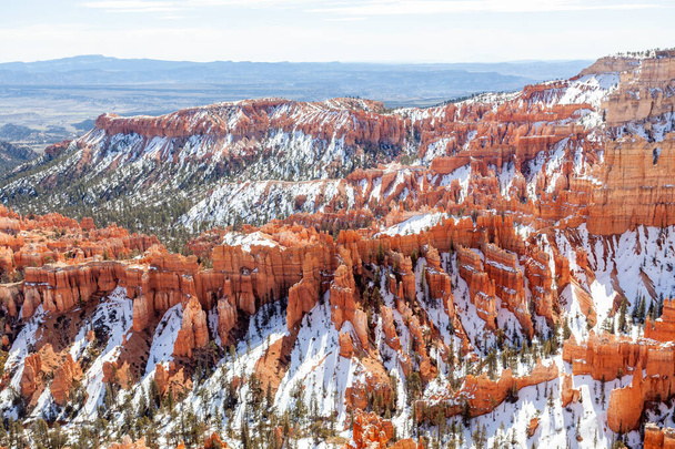  Bryce Canyon Ulusal Parkı, Utah 'ın güneyinde yayılan kırmızı kabadayılarla tanınır, ki bunlar ilmik şekilli kaya oluşumlarıdır. Parkın ana yolu Bryce Amfitiyatrosunu geçince., - Fotoğraf, Görsel