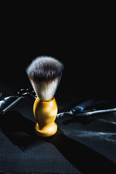 spazzola da barba su sfondo scuro strumenti di parrucchiere forbici tagliacapelli manuale - Foto, immagini
