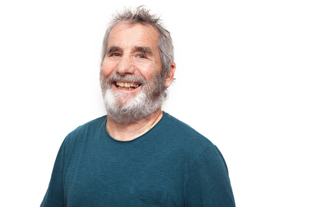 vieil homme barbu posant et souriant - Photo, image