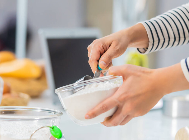 gyermek kézi keverék liszt és összetevő a főzés és sütés pékség az otthoni konyhában. - Fotó, kép