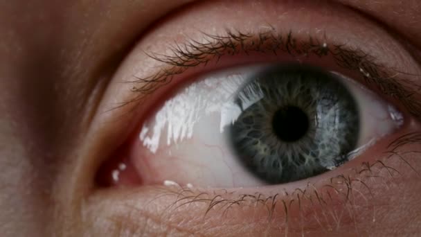Video von weiblichem grauen Auge mit Tränen - Filmmaterial, Video