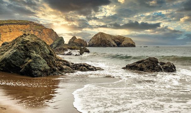 Felsformationen am Rodeo Beach, Kalifornien, USA, San Francisco Marine Headlands Erholungsgebiet, schöne Landschaft, kalifornische Küste. - Foto, Bild