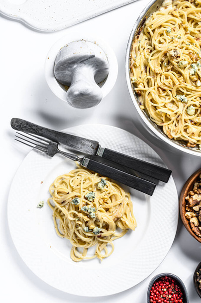 Spagetti tészta kék Gorgonzola sajt szósszal. Fehér háttér. Első látásra. Fénymásolási hely - Fotó, kép