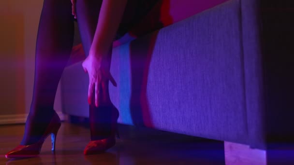 ベッドの上の性的女性の足。赤光地区. - 映像、動画