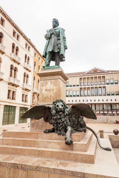  Lew Wenecki jest starożytną brązową rzeźbą lwa skrzydlatego na Piazza San Marco w Wenecji we Włoszech, która symbolizuje miasto, jak również jednego z jego świętych patronów, św. Marka po jego przybyciu tam w XII wieku..  - Zdjęcie, obraz