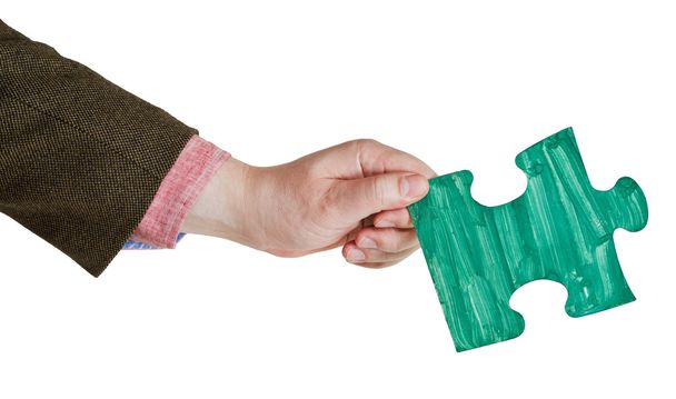 mano maschile con dipinto pezzo di puzzle verde
 - Foto, immagini