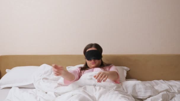 Durmiendo morena mujer en pijama se levanta rápidamente molesto - Imágenes, Vídeo