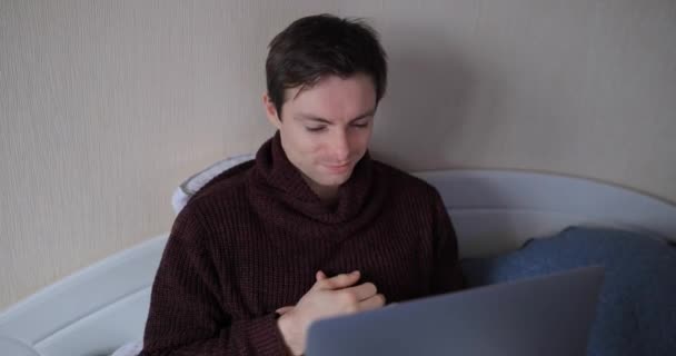 Uomo che mostra i pollici giù gesto guardando nel computer portatile - Filmati, video