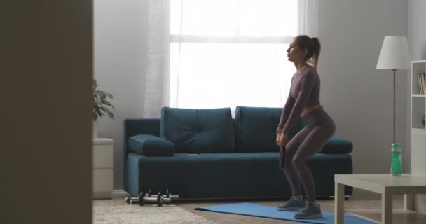 сексуальна леді з хвостом робить присідання з вагою в руках, тренування сідниць і ніг м'язи, домашні фітнес вправи
 - Кадри, відео