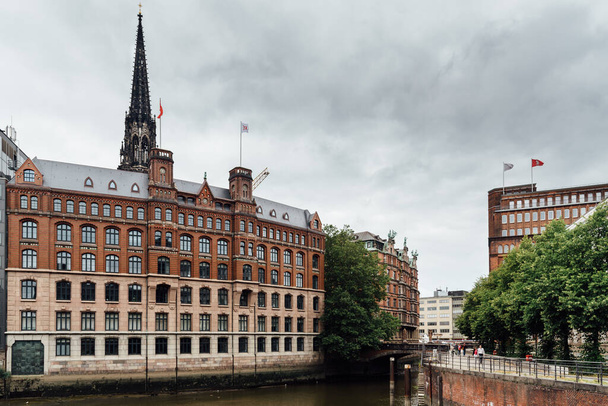 Városkép Hamburg a csatorna és a Szent Miklós emléktorony - Fotó, kép