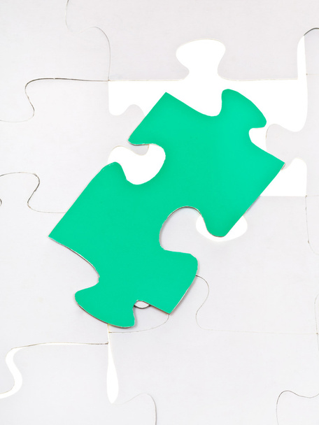 pezzo verde su spazio libero di puzzle assemblati
 - Foto, immagini