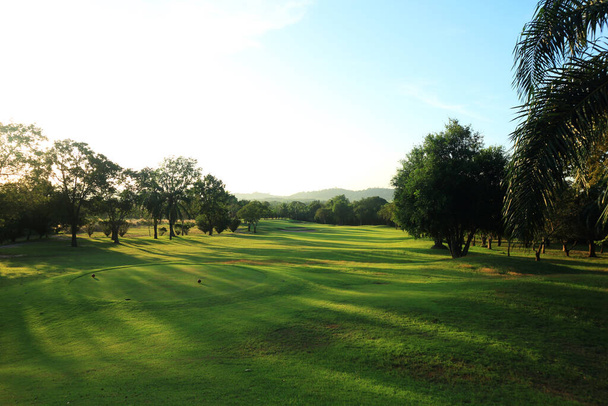 Gün batımında güzel bir golf sahası, gün doğumunda. Sabah oldu. - Fotoğraf, Görsel