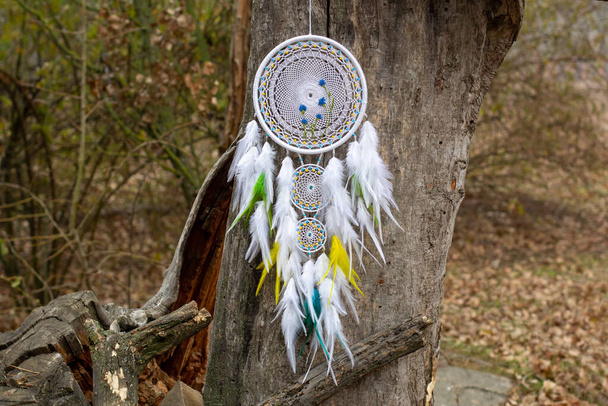 Attrape-rêves avec des fils de plumes et des perles corde suspendue. Dreamcatcher fait main - Photo, image