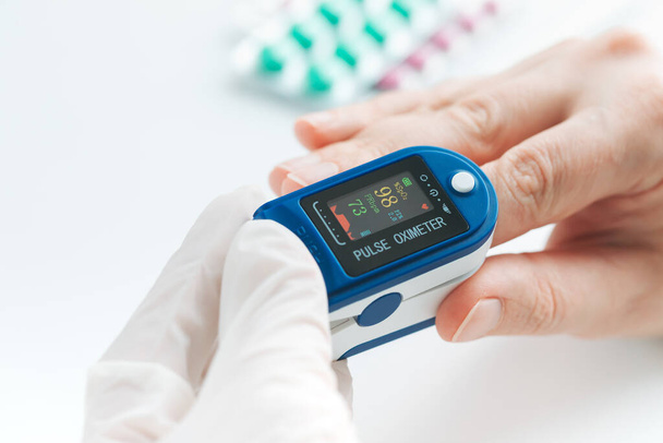 Digitales Pulsoximeter-Gerät zur Messung der Sauerstoffsättigung im Blut und der Pulsfrequenz. - Foto, Bild