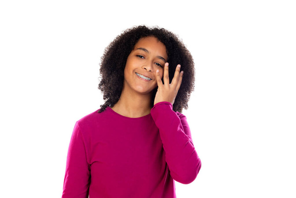 tiener meisje met afro haar dragen roze trui geïsoleerd op een witte achtergrond - Foto, afbeelding