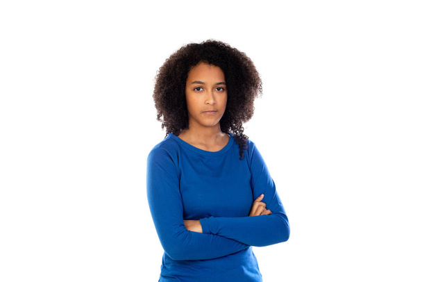 Tini lány afro haj visel kék pulóver elszigetelt fehér háttér - Fotó, kép