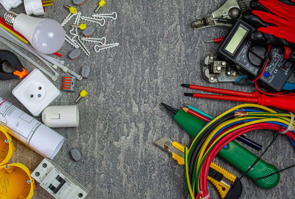 Narzędzia elektryczne i zestaw komponentów do stosowania w instalacjach elektrycznych na szarym tle z miejscem na tekst - Zdjęcie, obraz