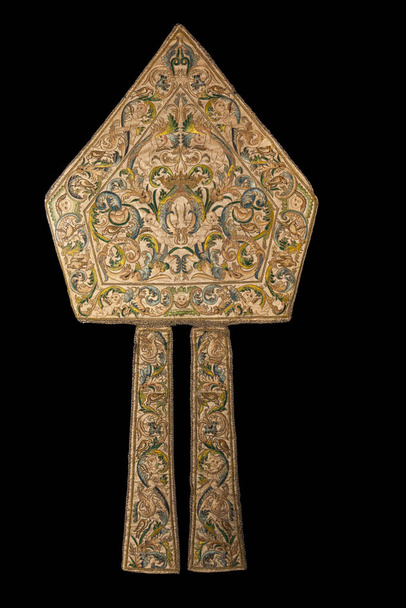 Historiallinen piispat hiippa valmistettu silkistä 1500 - Valokuva, kuva