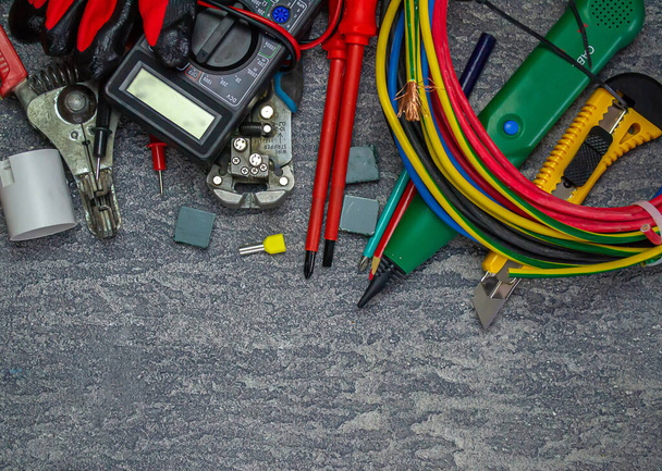 Електричні інструменти та набір компонентів для використання в електричних установках на сірому фоні з місцем для тексту
 - Фото, зображення