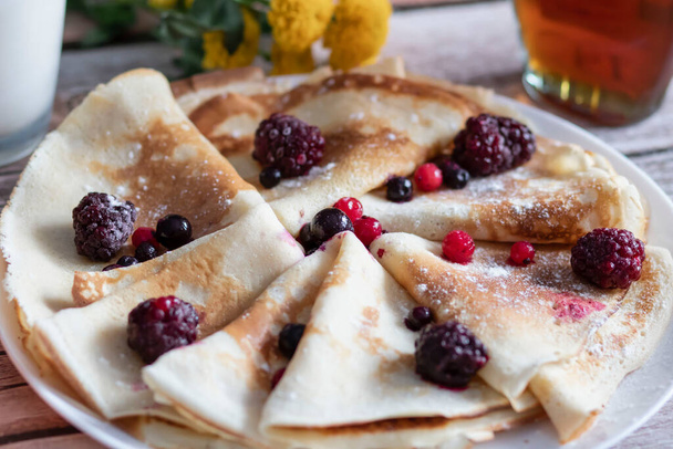 Homemade pancakes, delicious thin pancakes with berries and maple syrup - Foto, imagen