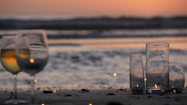 Vela chama luzes em vidro, data praia romântica por ondas do oceano, mar de verão. Luz de velas na areia. - Foto, Imagem