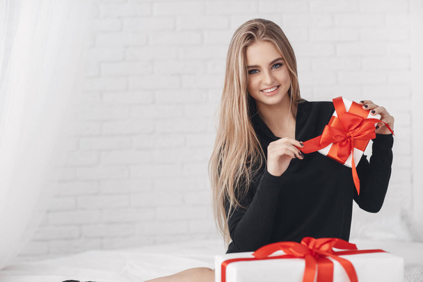 Closeup portrait of a happy woman with gift at valentines day - Foto, afbeelding