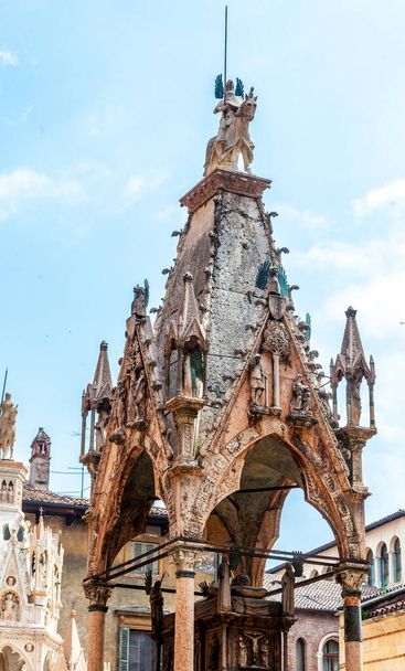 Na Piazza dei Signori, Verona, Scaliger hroby jsou série gotických pohřebních památek věnované vlivné rodiny Scaliger. Gotický design a mají centrální klenutý objekt s mnoha špičatými věžemi a kamennou sochařskou výzdobou.  - Fotografie, Obrázek