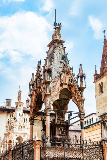 Na Piazza dei Signori, Verona, Scaliger hroby jsou série gotických pohřebních památek věnované vlivné rodiny Scaliger. Gotický design a mají centrální klenutý objekt s mnoha špičatými věžemi a kamennou sochařskou výzdobou.  - Fotografie, Obrázek