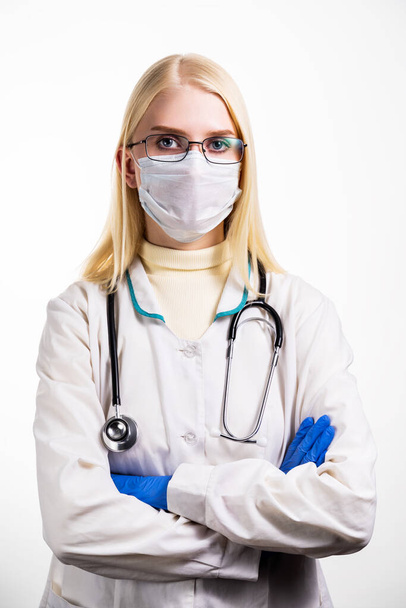 Primer plano de una mujer cirujana o enfermera grave aislada sobre fondo blanco - Foto, Imagen