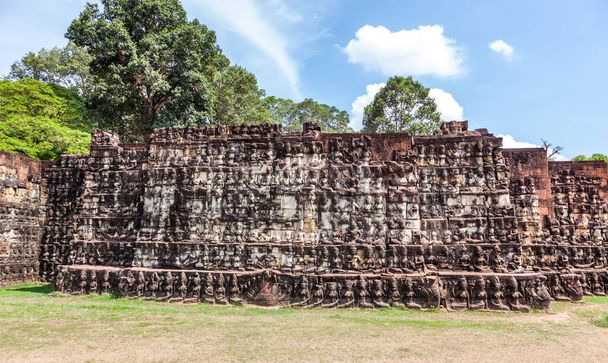 UNESCO-Weltkulturerbe in Angkor Archäologischer Park Die Elefantenterrasse ist eine beeindruckende 350 Meter lange und 2,5 Meter hohe Ziermauer - Foto, Bild