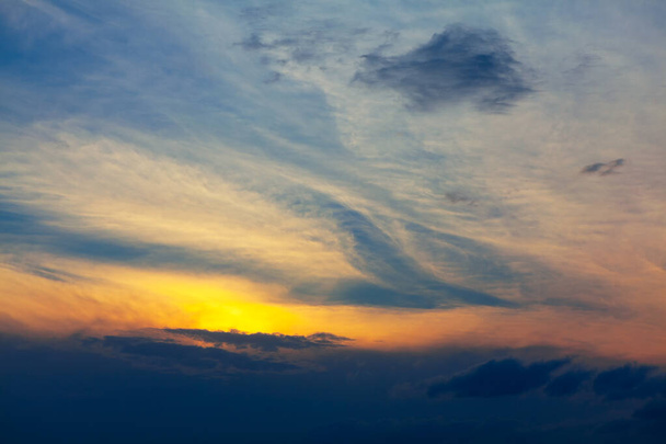 Leichte Wolken. Traumhafter Abendhimmel  - Foto, Bild