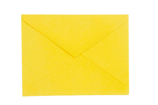 Mesajınız için beyaz üzerine izole edilmiş bir zarfın sarı arkası - Fotoğraf, Görsel