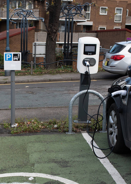 Aparcamiento para vehículos eléctricos en la ciudad - Foto, Imagen