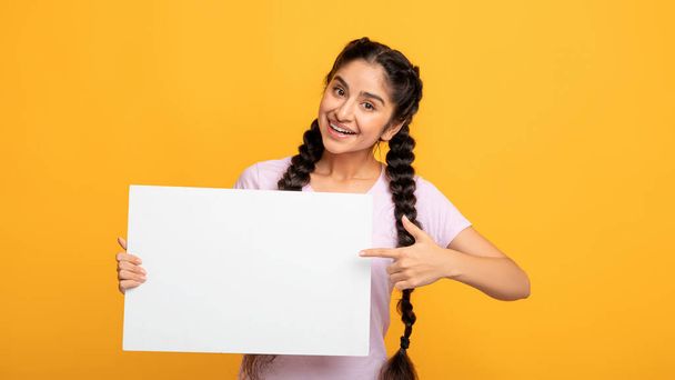 Indian kobieta wskazując na puste białej tablicy reklamowej - Zdjęcie, obraz