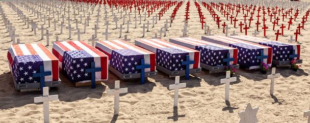 Антивоенный протест на пляже Санта-Моники в апреле 2011 года. Более 4000 крестов, представляющих американцев, погибших в Афганистане и Ираке. - Фото, изображение